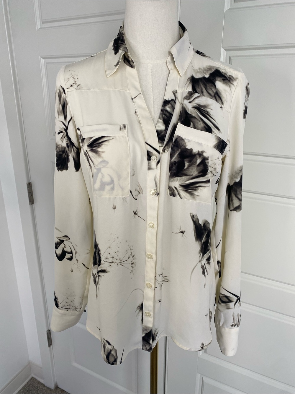 Express Ivory Black Watercolor Floral Button Down Blouse Shirt Small